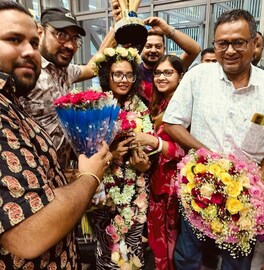 ইন্ডিয়ান আইডল জিতে বাড়িতে ফিরলেন মানসী, নিমতার বাড়িতে ফিরতেই উৎসবের মেজাজ, দেখুন ছবি
