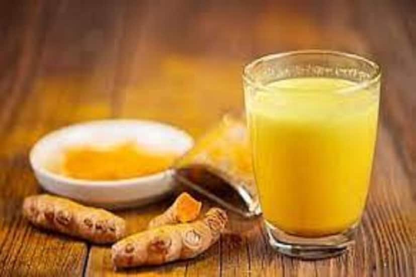 রান্নায় সাধারণত ব্যবহৃত হলুদের প্রচুর ঔষধি গুণ রয়েছে। এটি প্রদাহ-বিরোধী এবং অ্যান্টিঅক্সিডেন্ট যৌগগুলিতে সমৃদ্ধ যা জয়েন্টের ব্যথা উপশম করতে সাহায্য করে। এর সক্রিয় উপাদান, কারকিউমিন, ইউরিক অ্যাসিডের মাত্রা নিয়ন্ত্রণে গুরুত্বপূর্ণ ভূমিকা পালন করে।