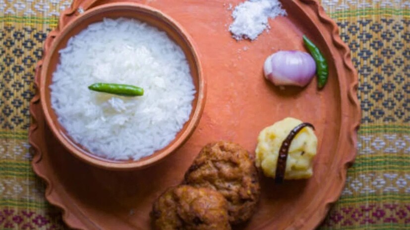 পান্তাভাতের ফলে পরিপাক ক্রিয়াও উন্নত হয় ৷ তীব্র গরমে শরীরের জন্য পান্তা উপাদেয় এবং উপকারী, দুই-ই ৷ গরমে ডায়রিয়া ও হিটস্ট্রোক প্রতিরোধে গ্রীষ্মপ্রধান অঞ্চলের বাসিন্দাদের ডায়েটে পান্তাভাতের উপস্থিতি প্রয়োজনীয় ৷ কিন্তু পান্তা ভাত কি ব্লাড সুগারে খাওয়া যায়? নাকি পান্তা খেলে বেড়ে যাবে ডায়াবেটিস? সেই ধোঁয়াশা দূর করেছেন পুষ্টিবিদ পূজা মাখিজা৷