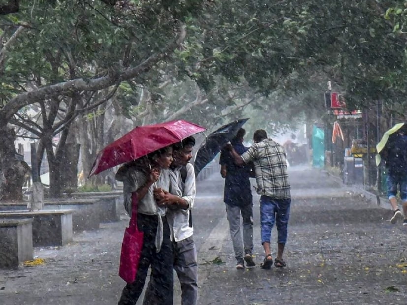 সোমবার সকাল থেকেই আকাশ মেঘলা। ফের ঝড়বৃষ্টির পূর্বাভাস দিল আলিপুর হাওয়া অফিস। বৃহস্পতিবার কলকাতা-সহ দক্ষিণবঙ্গের প্রায় সব জেলাতেই ঝড়বৃষ্টির সম্ভাবনা।