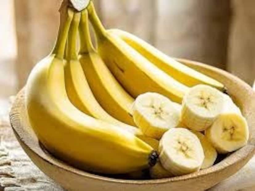 কলার খোসা প্রাকৃতিক ময়েশ্চারাইজার হিসেবে কাজ করে। এটি শুষ্ক ত্বকে আর্দ্রতা সরবরাহ করে। ত্বককে নরম এবং মসৃণ করে তোলে। বিশেষ করে শীতকালে, যখন ত্বক শুষ্ক হয়ে যায়, তখন এর ব্যবহার খুবই উপকারী।