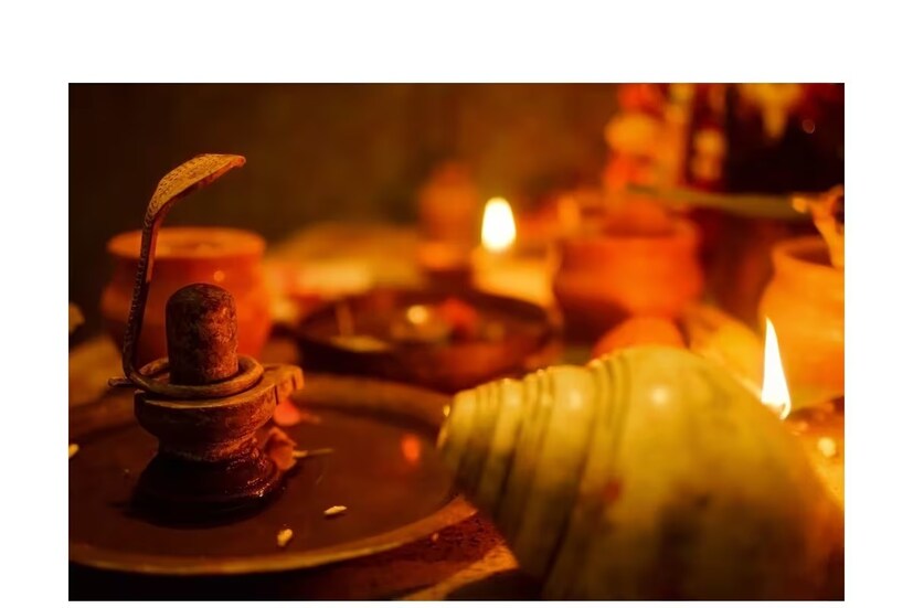 নীলষষ্ঠী ব্রতপালনে পুজো, উপবাসের পাশাপাশি নীলবাতি প্রজ্বলন করাও গুরুত্বপূর্ণ৷ আপনার যত জন সন্তান, ততগুলি বাতি প্রজ্বলন করুন৷ অথবা যাঁদের মঙ্গলকামনায় নীলষষ্ঠী করছেন, তাঁদের সকলের জন্য বাতি প্রজ্বলিত করুন৷