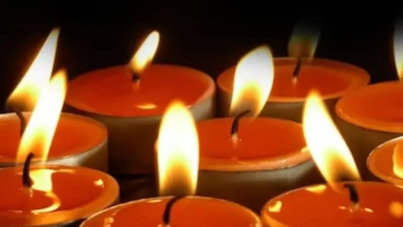 অনেকে নীলের বাতি হিসেবে মোমবাতি জ্বালান৷ চেষ্টা করুন মোমবাতির বদলে মাটির প্রদীপ প্রজ্বলন করতে৷ তাতে দিন গব্য ঘৃত৷ ঘি না থাকলে সর্ষের তেলও দিতে পারেন৷