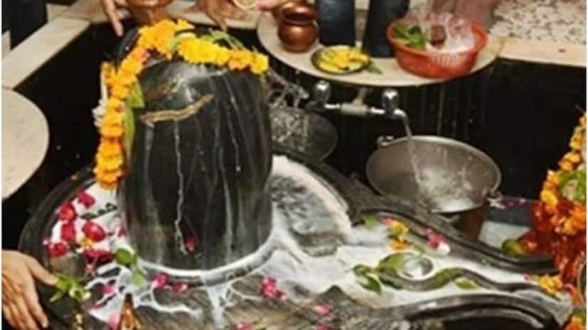 এবছর ১৩ এপ্রিল,রবিবার পড়েছে নীলষষ্ঠী। এদিন সকালে নয় বরং সন্ধেবেলা শিবলিঙ্গে জল ঢেলে, সন্তানের নামে প্রদীপ বা মোম জ্বালানো সবচেয়ে শুভ বলে মনে করা হয়। 
