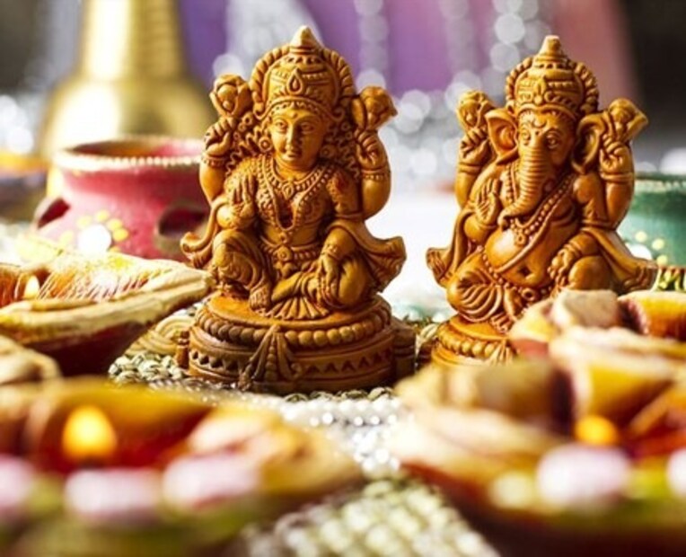 স্নান সেরে কোনও খাদ্যগ্রহণের আগে শুদ্ধ বসনে ওই পানপাতা রাখুন লক্ষ্মী ও গণেশের মূর্তি বা ছবির সামনে। তার পর ঐকান্তিক মনে নিষ্ঠা ভরে প্রার্থনা করুন সংসার ও প্রিয়জনের মঙ্গলকামনায়।