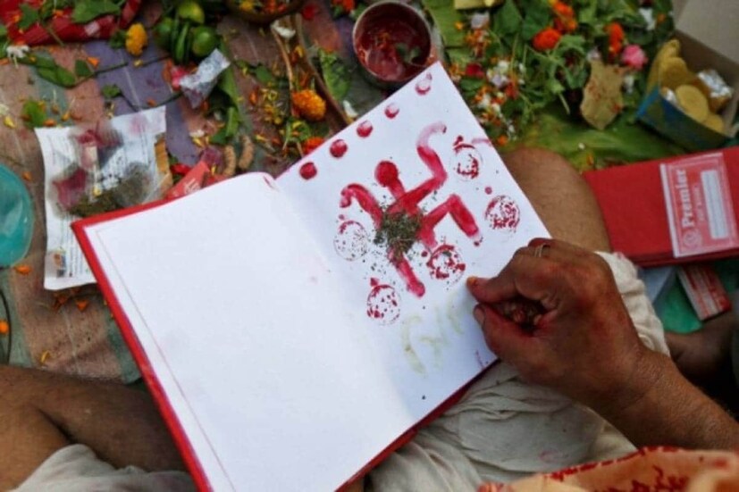 মনে করা হয় বছরের প্রথম দিন এই জ্যোতিষ টোটকা পালন করলে বছরভর সৌভাগ্য বর্ষিত হবে আপনার উপর। অর্থাভাব থাকবে না। সংসারে বজায় থাকবে সুখশান্তি।