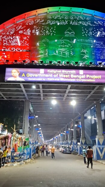 এস পি মুখার্জি রোড এবং মন্দিরের দিক ছাড়াও কালীঘাট থানার পাশের থাকবে মন্দিরের চূড়ার আকৃতির ডোম। ২০২১ সালের অক্টোবর মাসে কাজ শুরু হয়। টার্গেট ছিল ১৮ মাসের। দেড় বছরের সেই লক্ষ্যমাত্রা ৪ বছরে পূরণ হতে চলেছে। অতিরিক্ত কাজ ও জিএসটি বেড়ে যাওয়ায় ৭০ কোটি টাকার বাজেট ৮২ কোটি টাকা।