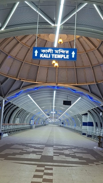 স্কাইওয়াক সম্পূর্ণ হয়ে গেলে সাধারণ দর্শনার্থীরা এসপি মুখার্জী রোড থেকে স্কাইওয়াকে করে একেবারে মন্দিরের সামনে গিয়ে নামবেন। আর হকারদের জন্য তৈরি হয়েছে চারতলা এসি মল। স্কাইওয়াক থেকে এসি মলে যাওয়ার প্রবেশ পথ থাকবে। নিচে পুরো হকার মুক্ত চলাচলের পথ থাকবে গাড়ি চলাচলের জন্য। ২০২১ সালে শুরু হয় স্কাই ওয়াক এর কাজ। শুরুতে ১৮ মাসের টার্গেট থাকলেও বার বার টার্গেট পরিবর্তন হয়। শেষ পর্যন্ত ২০২৫ এর এপ্রিলে শেষ হচ্ছে বহু প্রতীক্ষিত কালীঘাট স্কাইওয়াকের কাজ। একই সঙ্গে হবে হকার পুনর্বাসনও।