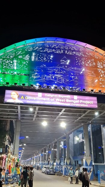 অর্থ গোলাকার লোহার কাঠামোয় বসেছে পলিকার্বনেট শেড। চলমান সিঁড়ি এবং লিফট। কালীঘাটে ৪৫০ মিটারের স্কাইওয়াক এখন উদ্বোধনের প্রতীক্ষায়। 