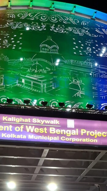 স্কাইওয়াক লম্বায় ৪৫০ মিটার। চওড়ায় ১০.৪ মিটার। এর উচ্চতা ১৬.৫ মিটার(ডোমের চূড়া)। স্কাইওয়াকের হাঁটার অংশ মাটির নিচ থেকে ৭ মিটার উঁচুতে অবস্থিত। এস পি মুখার্জি রোড থেকে শুরু হয়ে মন্দিরের সামনে শেষ হবে স্কাইওয়াক। 