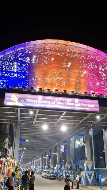স্কাইওয়াকে সিঁড়ির পাশাপাশি চলমান সিঁড়ি বা এস্কেলেটর থাকছে,থাকছে লিফটের ব্যবস্থা। দুই জোড়া এস্কেলেটর এবং তিনটে লিফট। থাকবে তিনটে সিঁড়ির ব্যবস্থা। অর্ধগোল আকৃতির স্কাইওয়াকে পুরোটাই পলিকার্বনেট-এর ঢাকা থাকবে। ভূপৃষ্ঠ থেকে এটা ১২ মিটার উঁচুতে অবস্থিত।