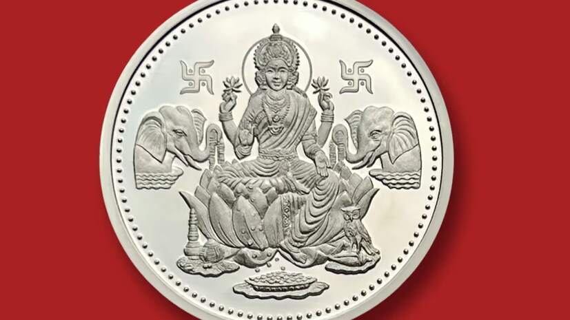 মা লক্ষ্মী এবং গণেশের প্রতিমূর্তি খোদাই করা একটি রুপোর কয়েন বা তামার মুদ্রা বাড়িতে আনতে পারেন পয়লা বৈশাখের শুভ দিনে৷ কোনওদিন সুখসমৃদ্ধির অভাবে ভুগবেন না৷