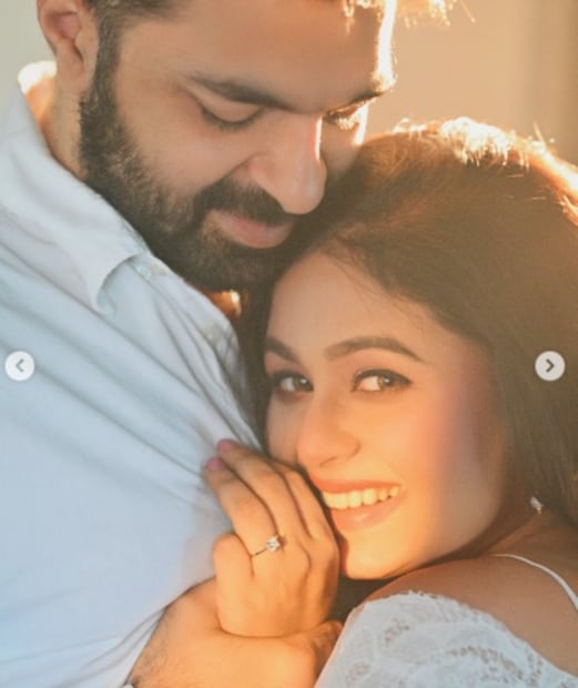 পাত্রী টলিপাড়ার হলেও পাত্র টিনসেল টাউনের৷ প্রেমিক সুমিত আরোরার সঙ্গেই বাগদান সারলেন ঋতাভরী চক্রবর্তী৷