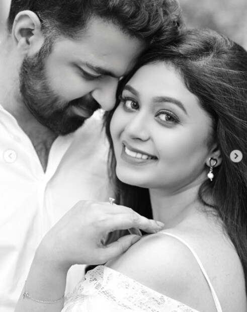 সম্প্রতি সোশ্যাল মিডিয়ায় বাগদানের বিশেষ মুহূর্তের একগুচ্ছ ছবি শেয়ার করেছেন টলি নায়িকা৷ ঝড়ের গতিতে ছবি ভাইরাল হয়েছে সোশ্যাল মিডিয়ায়৷
