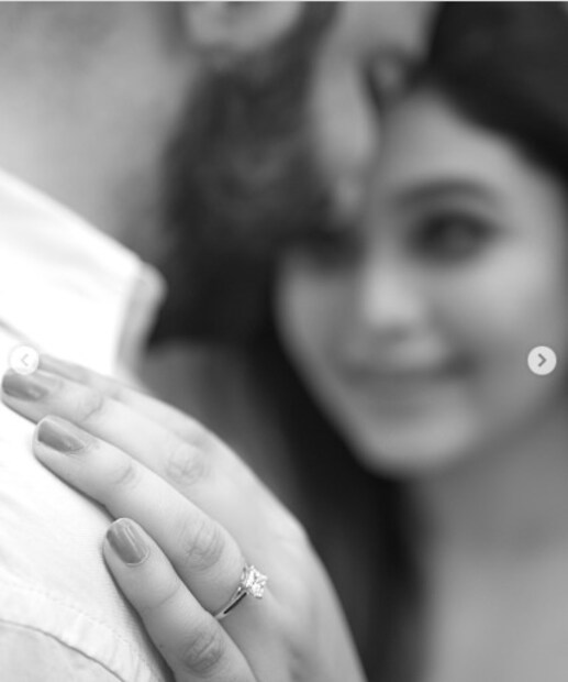 অভিনেত্রীর অনামিকায় জ্বলজ্বল করছে হিরের আংটি৷ প্রেমিকের বুকে মাথা রেখে সাদা-কালো মনোক্রমে ধরা দিয়েছেন নায়িকা৷ সমস্ত ভক্তরা নতুন জীবনের শুভেচ্ছা জানিয়েছেন অভিনেত্রীকে৷