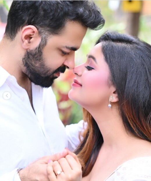 হাতে হাত রেখে নতুন জীবনের পথ চলার অঙ্গীকার করেছেন দুজনে৷ সাদা টুইনিং পোশাকে একাধিক ছবিতে পোজ দিয়েছেন ঋতাভরী ও সুমিত৷