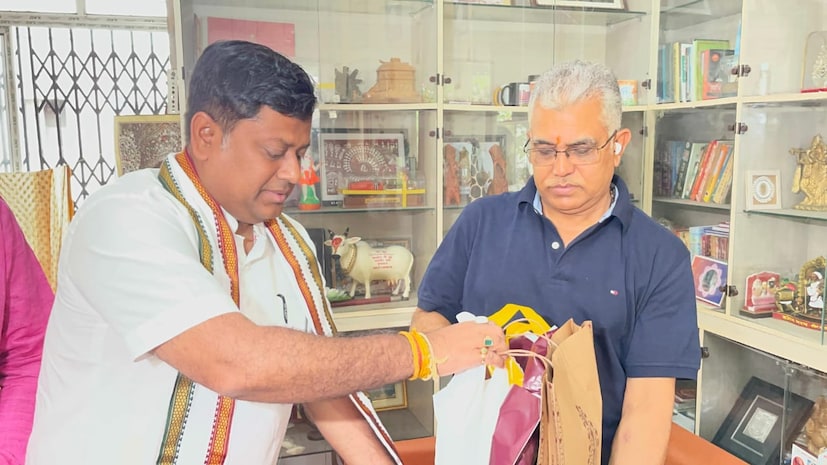 দিলীপের বিবাহের খবর জানাজানি হওয়ার পর থেকে শুভেচ্ছার ঢল নেমেছে। রাজ্য বিজেপির নেতারা শুক্রবার তাঁর বাড়িতে গিয়ে শুভেচ্ছা জানিয়েছেন।