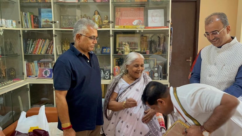 পুষ্পলতা ঘোষ। দিলীপ ঘোষের মা। দিলীপ ঘোষকে নাড়ু বলেই ডাকেন তিনি। আগে ঝাড়গ্রামের গোপীবল্লভপুরে গ্রামের বাড়িতে থাকতেন দিলীপ ঘোষের মা পুষ্পলতা। তবে সূত্রের খবর, গত লোকসভা নির্বাচনে হারের পর খানিকটা মুষড়ে পড়েন। তাতেই উদ্বেগ বাড়ে মায়ের। তারপর থেকে ছেলেকে কাছছাড়া করছেন না। নিউটাউনের বাড়িতে মায়ে পোয়ে বাস। 