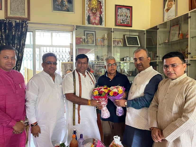 রিঙ্কু ইতিমধ্যে বলেছিলেন, 'সেপ্টেম্বরের মাঝামাঝি আমার সেটলমেন্টের কথা যখন ভাবি, তখন ওঁকে প্রস্তাব দিই। আমার মানদণ্ড ছিল, নিউ টাউনের মধ্যে হতে হবে, আমার রাজনৈতিক কেরিয়ারকে সে মেনে নেবে। এরকম নানা কিছু ভাবতে ভাবতে ওঁর কথা মাথায় আসে। উনি আমার নির্বাচনী এলাকার মধ্যেই মোস্ট এলিজেবল ব্যাচেলর। রাজনৈতিক মানুষরা যেমন হন, উনি তেমন না। উনি খুবই ভাল মানুষ। খুবই সৎ, বলিষ্ঠ। এগুলো খুবই ভাল লাগত, তখন ভাবলাম ওঁকে প্রস্তাব দিতে পারি।'