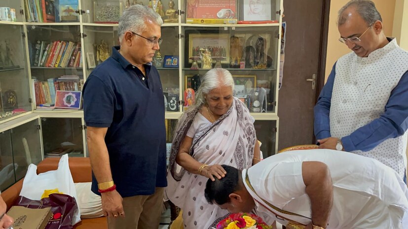 আটপৌড়ে করে পরা সরু পাড়ের সাদা শাড়ি৷ কপালে সাদা টিপ৷ ছেলের বিয়ের দিনে সন্তুষ্টির হাসিই হাসতে দেখা গেল পুষ্পলতা ঘোষকে৷ হাসিমুখে বিজেপি নেতার সহকর্মীদের আপ্যায়ন করলেন তিনি৷ বিজেপির রাজ্য সভাপতি তথা কেন্দ্রীয় মন্ত্রী সুকান্ত মজুমদার প্রণাম করতেই হাসিমুখে করলেন আশীর্বাদ৷ 