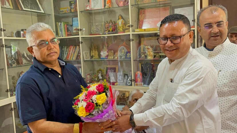 দিলীপ ঘোষের তরফেও তাঁর মায়ের মাধ্যমে সুকান্ত মজুমদার ও অন্যদের হাতে উপহার তুলে দেওয়া হয়।