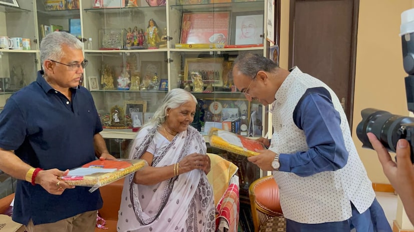 বেশ কিছুদিন ধরেই পুষ্পলতা দেবী দিলীপ ঘোষকে বিয়ে করার কথা বলতেন, কিন্তু দিলীপ ঘোষ একেবারে অনড় ছিলেন বিয়ে না করার বিষয়ে, পুষ্পলতা ঘোষ দিলীপ ঘোষকে বলতেন শেষ বয়সে দেখবে কে রে তোকে? দিলীপ বলতেন ওসব চিন্তা করো না সব হয়ে যাবে।