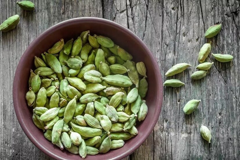 এলাচ তার হজমের উপকারিতার জন্য পরিচিত। এটি গ্যাস, বদহজম এবং পেট ফাঁপা উপশম করতে সাহায্য করে। এটি একটি হালকা মূত্রবর্ধকও, যা জল ধরে রাখা কমাতে এবং বিষমুক্তকরণকে উৎসাহিত করতে পারে।