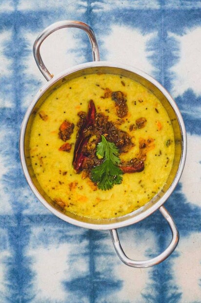 ডায়াবেটিস বা ব্লাড সুগারের সমস্যা থাকলে টক ডালে বেশি চিনি দেবেন না৷ কাঁচা আমও তাঁরা কম পরিমাণে খান৷ ডাক্তারের পরামর্শ নিয়ে ডায়েটে রাখুন৷