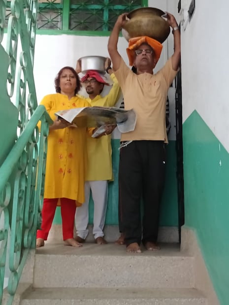 ঘটনার পর ট্রমা কাটাতে ইকবাল নিজের বাড়ি নিয়ে যায় শর্বরী ও শুভাঙ্গীকে। এখান থেকে এখন সেনার সহযোগিতায় মৃতদেহ কফিনবন্দি করে কলকাতায় ফেরার উদ্যোগ নেওয়া হচ্ছে। মঙ্গলবার রাতে ভিডিও কলে কথা হয়েছে পরিবারের সঙ্গে।