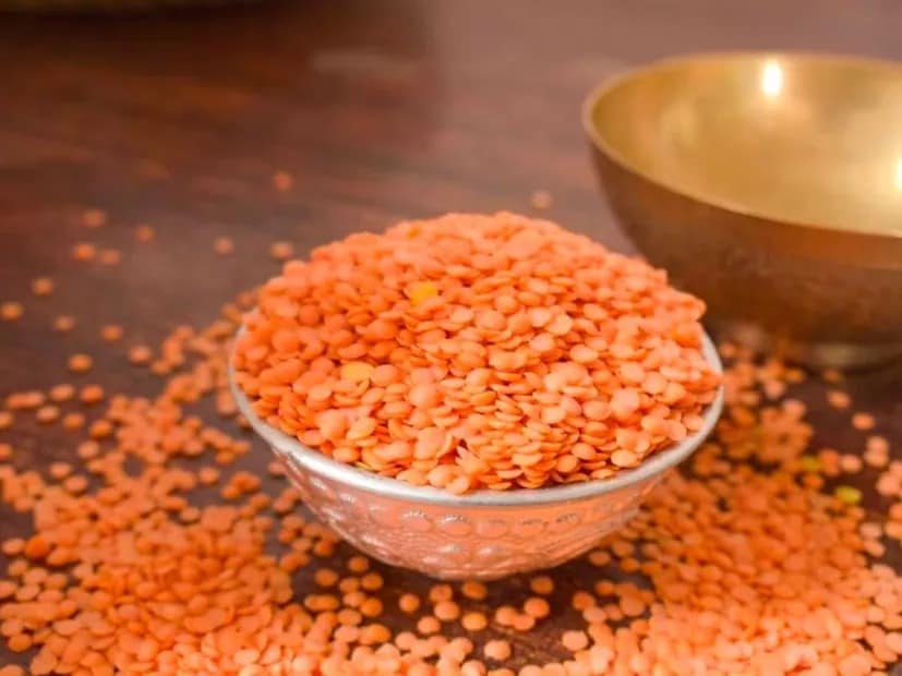 ইউরিক অ্যাসিড থাকলে মুসুর ডাল বেশি না খাওয়াই ভাল৷ এই ডালে পিউরিন বেশি মাত্রায় আছে৷ পিউরিনের প্রভাবে ইউরিক অ্যাসিড এবং জয়েন্ট পেইন বাড়তে পারে৷