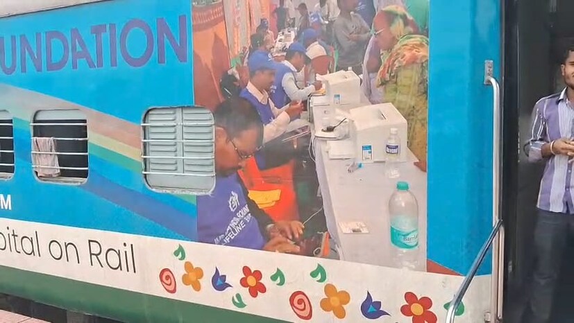 কাটোয়া-আজিমগঞ্জ রুটের যে কোনও লোকাল বা প্যাসেঞ্জার ট্রেন ধরে সহজেই পৌঁছানো যাবে লালবাগ কোর্ট রোড স্টেশনে। স্টেশন সংলগ্ন প্ল্যাটফর্মেই লাইফলাইন এক্সপ্রেসের পরিষেবা চালু থাকবে।