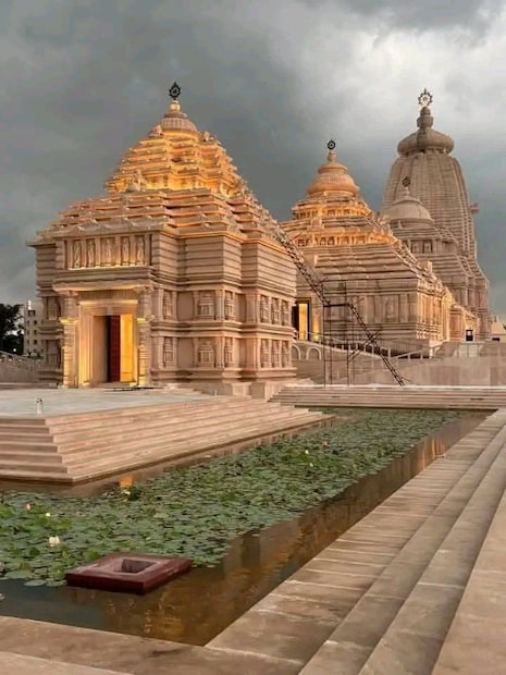 মমতা বলেন, &quot;শুধু দিঘার মন্দির নয়, রাজ্য সরকার আরও একাধিক মন্দির তৈরি করেছে রাজ্য জুড়ে। সেগুলিকে ঘিরে যোগাযোগ বেড়েছে মানুষের মধ্যে। আবেগ আছে এই স্থাপত্য ঘিরেও। অনবদ্য এই স্থাপত্য। আমার বিশ্বাস দিঘায় এসে মানুষের ভাল লাগবে।&quot;