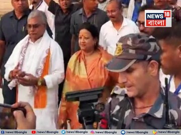 Dilip Ghosh: দূরে রইল দল, উদ্বোধনের দিনই সস্ত্রীক দিলীপ ঘোষ দিঘার জগন্নাথ দর্শনে! মন্দির ঘুরিয়ে দেখালেন কুণাল-অরূপ Dilip Ghosh: দূরে রইল দল, উদ্বোধনের দিনই সস্ত্রীক দিলীপ ঘোষ দিঘার জগন্নাথ দর্শনে! মন্দির ঘুরিয়ে দেখালেন কুণাল-অরূপ
