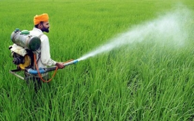 যদি আপনি দীর্ঘ সময় ধরে বিষাক্ত কীটনাশক বা শিল্প রাসায়নিকের মতো বিষাক্ত রাসায়নিকের সংস্পর্শে থাকেন, তাহলে এটি লিভারের জন্য ক্ষতিকর হতে পারে। এই রাসায়নিকগুলি এড়াতে, নিরাপদ ব্যবস্থা গ্রহণ করুন।