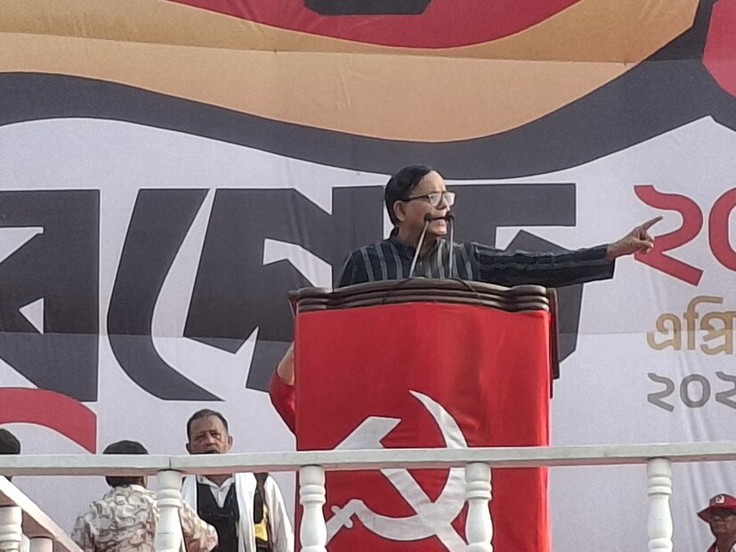 জোরালো কটাক্ষ হেনে সেলিমের হুঁশিয়ারি, &quot;ব্রিগেড থেকে দাবি করছি, বাংলার শান্তি সম্প্রীতি ভাঙতে যারা উস্কানি দিচ্ছে তাদের বিরুদ্ধে মামলা করতে হবে কলকাতা পুলিশকে। নাহলে আমরা সব থানায় এফআইআর করব।