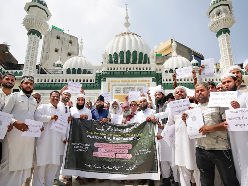 এই সম্পত্তির আওতায় রয়েছে মসজিদ, মাদ্রাসা, কবরস্থান এবং ধর্মীয় ও সাম্প্রদায়িক ব্যবহারের জন্য মনোনীত অন্যান্য জমি। ভারতে ওয়াকফ সম্পত্তি মূলত দান করেছেন মুসলিম শাসক, সুফি সাধক এবং ধনী ব্যবসায়ী। এর পাশাপাশি ওয়াকফ সম্পত্তি দানকারীর তালিকায় রয়েছেন ধর্মগুরুরাও। তাঁরা আসলে মসজিদ, দরগা, মাদ্রাসা এবং সমাজকল্যাণের জন্য বিশাল সম্পত্তি দান করেছেন। ইসলামি আইনের আওতায় ধর্মীয় অথবা দানের উদ্দেশ্যে একচেটিয়া ভাবে সংরক্ষিত সম্পত্তি পরিচালনা করে ওয়াকফ বোর্ড। একবার কোনও সম্পত্তি ওয়াকফ হিসেবে রেজিস্টার্ড হলে তা দানকারীর কাছ থেকে আল্লাহর নামে করে দেওয়া হয়। যার ফলে এটি অপরিবর্তনীয় হয়ে যায়। 