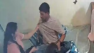 স্বামীকে মার স্ত্রীর, ভাইরাল ভিডিও থেকে নেওয়া ছবি৷ 