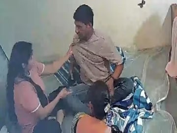 স্বামীকে মার স্ত্রীর, ভাইরাল ভিডিও থেকে নেওয়া ছবি৷ 
