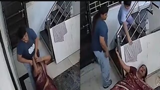 বৃদ্ধাকে এ ভাবেই মারধর করতে দেখা যায় তাঁর পুত্রবধূকে৷ বৃদ্ধাকে এ ভাবেই মারধর করতে দেখা যায় তাঁর পুত্রবধূকে৷