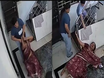 বৃদ্ধাকে এ ভাবেই মারধর করতে দেখা যায় তাঁর পুত্রবধূকে৷