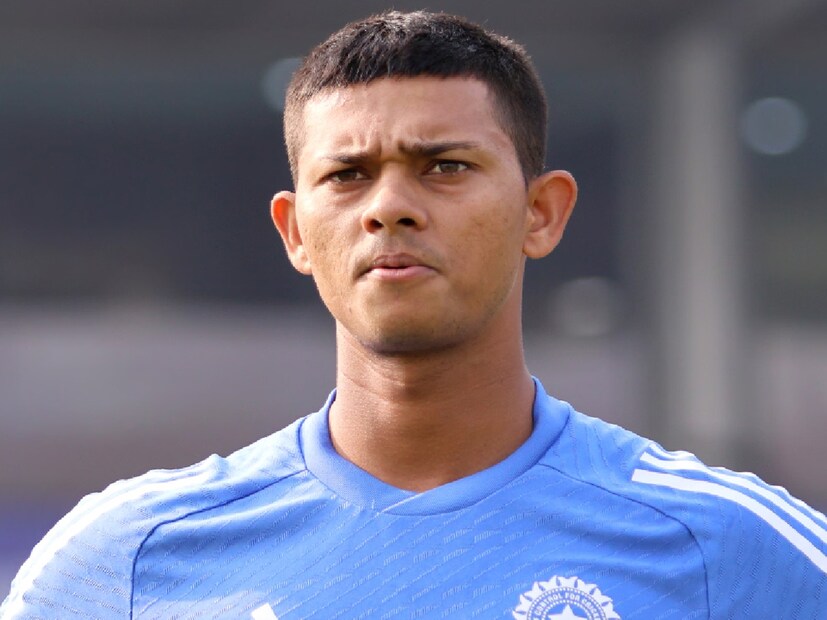 জম্মু-কাশ্মীরের সঙ্গে মুম্বইয়ের ম্যাচ ছিল। দুই ইনিংসে যশস্বী করেছিলেন ৪ ও ২৬ রান। মুম্বইও ১২০ ও ২৯০ রানে অলআউট হয়ে যায়। ৫ উইকেটে হেরে যায় মুম্বই। অভিযোগ, ম্যাচ শেষে কোচ ওমকার সালভি এবং অধিনায়ক রাহানে যশস্বীর ‘কমিটনেন্ট’ নিয়ে প্রশ্ন তোলেন। এমন কথা শুনতে মোটেই ভাল লাগেনি তরুণ ক্রিকেটারের। (Sportzpics for IPL)