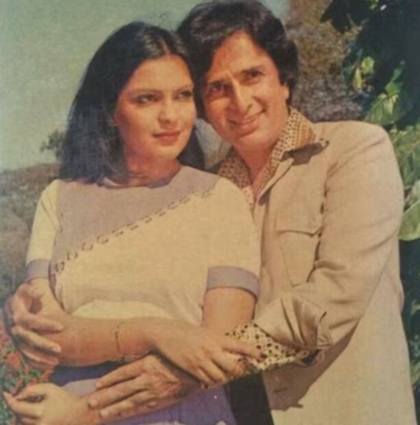 এদিকে সেই সময় হতভম্ব হয়ে গেলেও চিৎকার করে উঠেছিলেন জিনাত। আর কিছু হয়েছে আন্দাজ করে বেজায় রেগে গিয়েছিলেন শশী কাপুর। চিৎকার করে ভিড়ের উদ্দেশ্যে অভিনেতা বলেছিলেন যে, “সাবধান! নাহলে আমরা কিন্তু সোজা এখান থেকে বেরিয়ে যাব।” (Photo Courtesy: Movies N Memories/X)