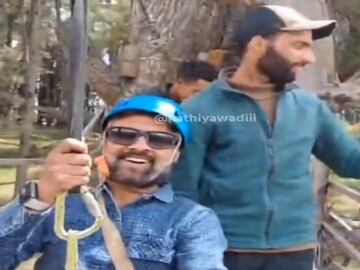 জিপলাইনে পর্যটক ঋষি ভাট