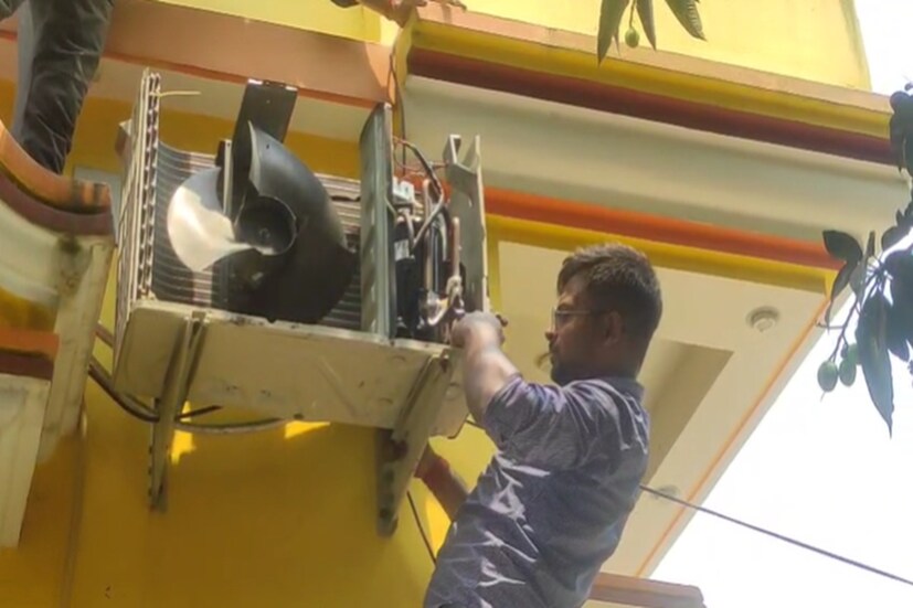 তাঁরা জানান, এসি চালানোর পরই বিকট শব্দ হতে থাকে৷ ঘরও ঠান্ডা হচ্ছিল না৷ কোনও সমস্যা হয়েছে কিনা দেখতে ঘরের বাইরে থাকা এসি যন্ত্রের পাখা ঠিক মতো ঘুরছে কি না, তা দেখতে যান বাড়ির লোকজন৷ তখনই তাঁরা খেয়াল করেন, এসি-র ওই আউটডোর ইউনিটের ভিতর থেকে দেখা যাচ্ছে সাপের লেজ৷ 