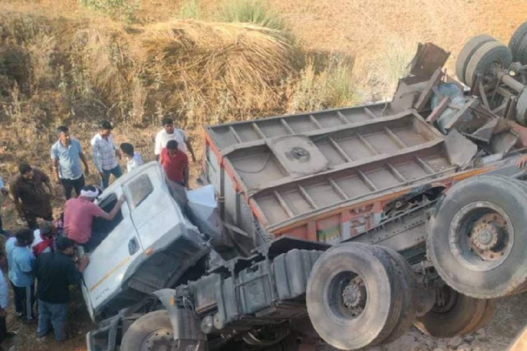 ভয়াবহ দুর্ঘটনায় মৃত্যু একই পরিবারের ৫ জনের!ট্রাকের ধাক্কায় ধুলিস্যাৎ গাড়ি,চারদিকে হাহাকার
