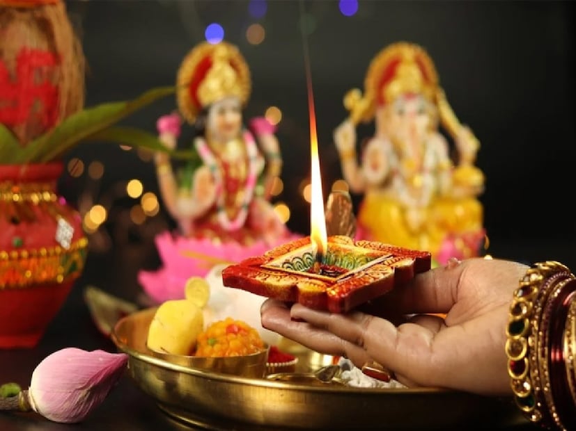 *দেবী লক্ষ্মী স্বয়ং বাড়িতে তাঁর আশীর্বাদ বর্ষণ করেন। এই দিনে শুভ বলে বিবেচিত পণ্য এবং সোনা কেনা খুব লাভজনক।