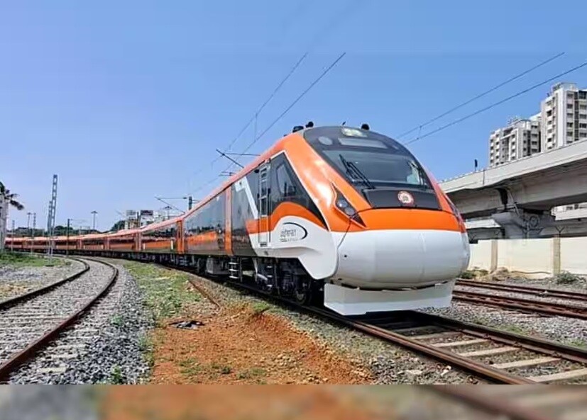 জম্মু থেকে কাশ্মীর যাত্রা উপভোগ করবেন। এই ট্র্যাকে সেমি-হাই স্পিড বন্দে ভারত ট্রেন যা জম্মুর শ্রী মাতা বৈষ্ণো দেবী কাটরা স্টেশন থেকে কাশ্মীরের শ্রীনগর রেলওয়ে স্টেশন পর্যন্ত চলবে। এখন পর্যন্ত জম্মু থেকে শ্রীনগর পর্যন্ত কোনও রেলপথ ছিল না এবং সড়ক পথে যেতে ৭ ঘণ্টারও বেশি সময় লাগত। যখনই তুষারপাত হতো, কয়েক ঘণ্টা ধরে যানজটের সমস্যা হতো। কিন্তু রেল প্রকল্পটি দুই শহরের মধ্যে সর্ব-আবহাওয়া ভ্রমণকে সহজ করে তুলেছে।