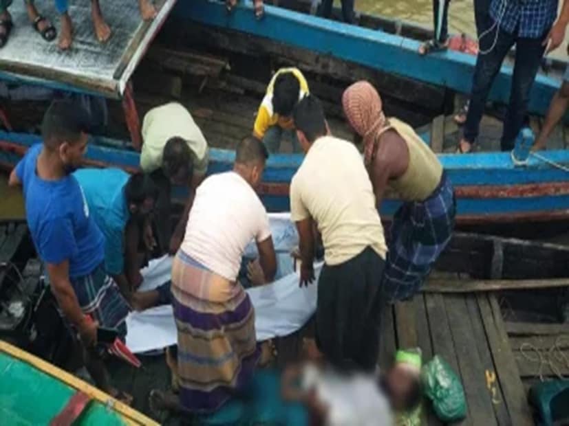 প্রচণ্ড তাপদাহের পর বৃষ্টি প্রশান্তি না এনে যেন বজ্রপাতের আতঙ্ক নিয়ে এসেছে বাংলাদেশে। সোমবার এক দিনেই ১১ জেলায় বজ্রাঘাতে চার শিক্ষার্থীসহ ১৮ জনের মৃত্যু হয়েছে। এর মধ্যে কুমিল্লায় পাঁচজন, কিশোরগঞ্জে তিনজন, নেত্রকোনায় দু’জন এবং খুলনা, শরীয়তপুর, হবিগঞ্জ, সুনামগঞ্জ, মৌলভীবাজার, ব্রাহ্মণবাড়িয়া, যশোর ও চাঁদপুরে একজন করে মৃত্যুর খবর মিলেছে।