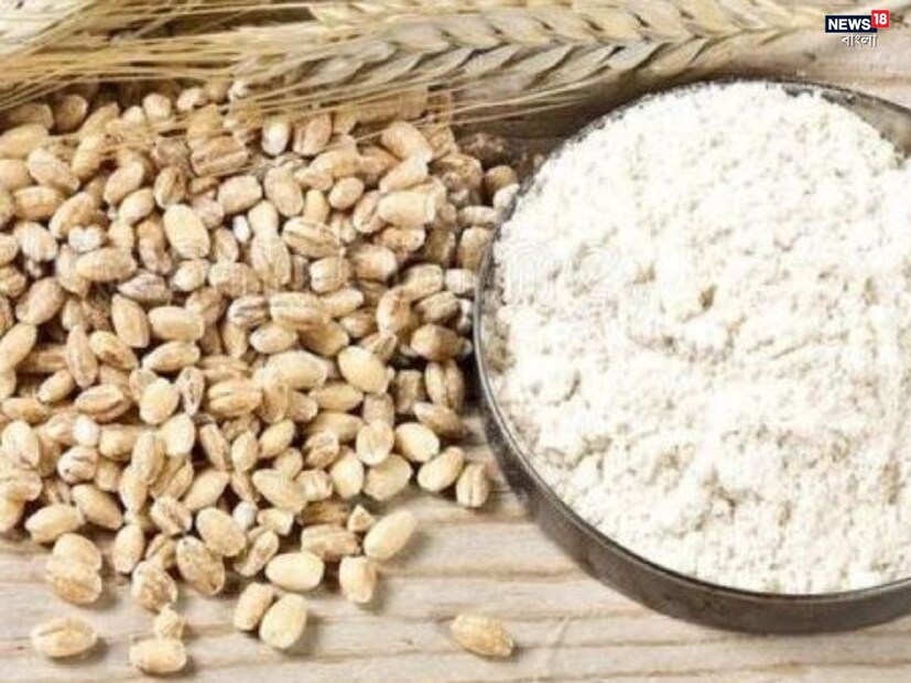 ব্লাড সুগার নিয়ন্ত্রণ করে বার্লি। ডায়াবেটিস রোগীদের জন্য একটি আশীর্বাদ, কারণ এর গ্লাইসেমিক ইনডেক্স খুব কম। এই কারণেই এটি রক্তে শর্করার স্তর ধীরে ধীরে বাড়ায়। এতে উপস্থিত ফাইবার পাচনতন্ত্রকে মজবুত করে এবং লিভারকে সুস্থ রাখতে সাহায্য করে। এছাড়াও, গমের নিয়মিত সেবন ওজন নিয়ন্ত্রণে সহায়ক।