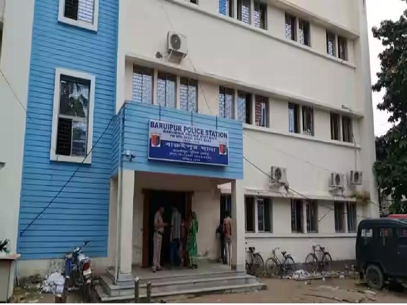 এছাড়া ডিজিটাল অ্যারেস্ট নিয়েও তিনি সবাইকে সচেতন করেন। গুজরাতের প্রতারকদের কাছ থেকে এই টাকা উদ্ধার করা হয়েছে বলে জানিয়েছেন বারুইপুর পুলিশ জেলার পুলিশ সুপার পলাশ চন্দ্র ঢালি৷ খোয়া যাওয়া টাকা ফেরত পেয়ে খুশি অমিত কুমার কুণ্ডু ৷ তিনি বলেন পুলিশের তৎপরতায় এই টাকা উদ্ধার সম্ভব হয়েছে ৷ Input- Suman Saha